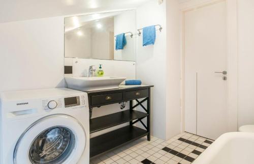 Central 2-level Penthouse with Terrace and free parking