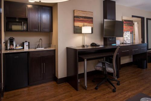 Holiday Inn Express & Suites San Antonio Medical-Six Flags