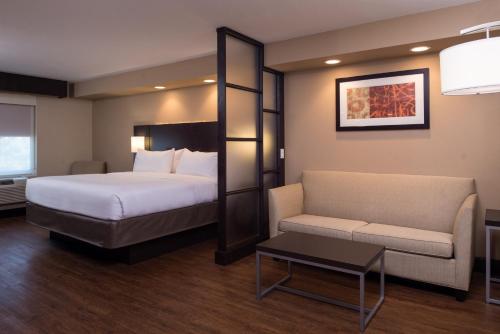 Holiday Inn Express & Suites San Antonio Medical-Six Flags