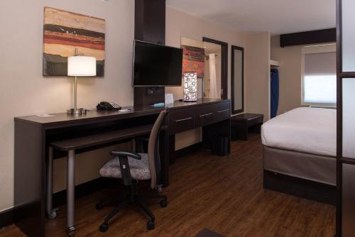 Holiday Inn Express & Suites San Antonio Medical-Six Flags