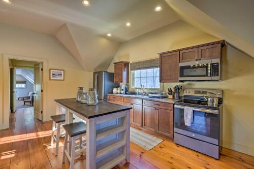 Luxe Green Barn Near Skiing with Mt Equinox Views! in Manchester Center, USA