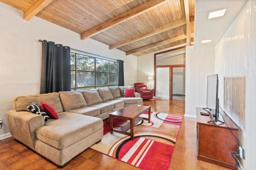 Mid-century Home 2 miles to UF, Downtown, and Shands Plus Walk to Coffee Culture, Planet Fitness and near Gainesville regionális repülőtér