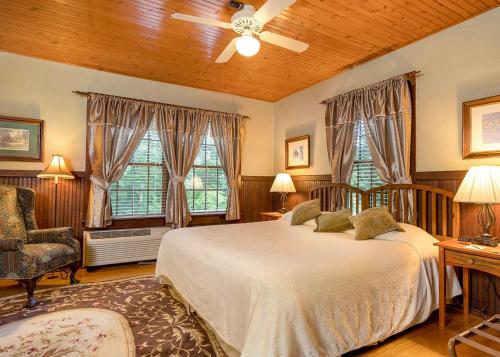 Highland Lake Inn & Resort - Flat Rock