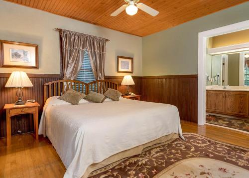 Highland Lake Inn & Resort - Flat Rock in Flat Rock, USA