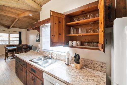 Konyha, Mid-century Home 2 miles to UF, Downtown, and Shands Plus Walk to Coffee Culture, Planet Fitness and near Gainesville regionális repülőtér