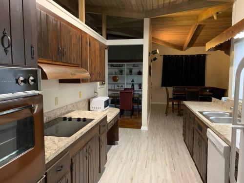 Konyha, Mid-century Home 2 miles to UF, Downtown, and Shands Plus Walk to Coffee Culture, Planet Fitness and near Gainesville regionális repülőtér