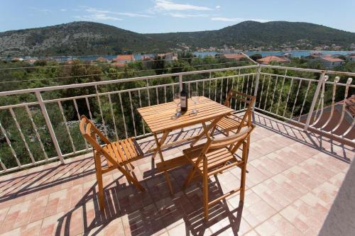 Apartments with a parking space Vinisce Trogir - 18073