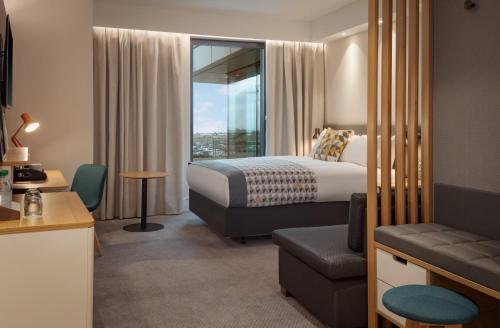 Holiday Inn London Heathrow - Bath Road an IHG Hotel - image 3
