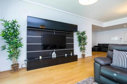 GuestReady - Spacious and Modern Campolide Family Apt Fits 6 - image 4