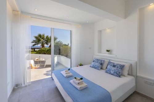 Mackenzie Castella Beachfront Suite - image 9