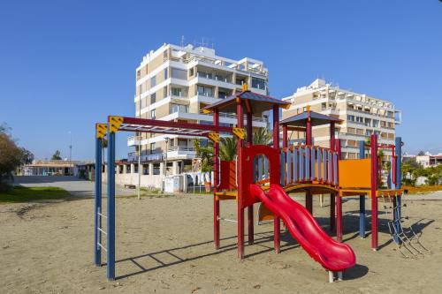 Mackenzie Castella Beachfront Suite - image 4