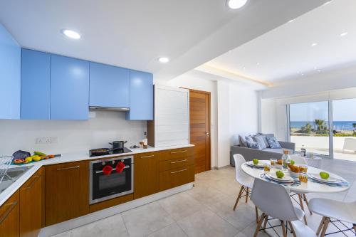 Mackenzie Castella Beachfront Suite - image 2
