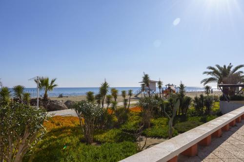 Mackenzie Castella Beachfront Suite - image 10