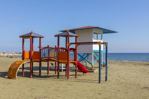 Mackenzie Castella Beachfront Suite - image 3