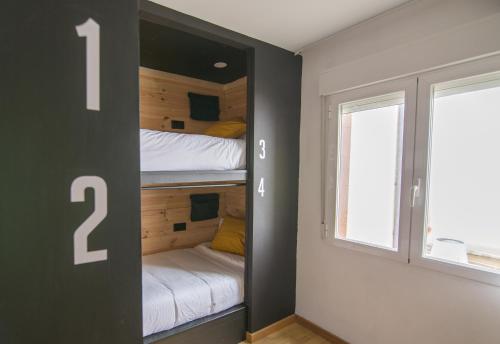 4 twin beds