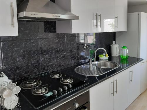 Kitchen, Lemon Tree House in Lousada