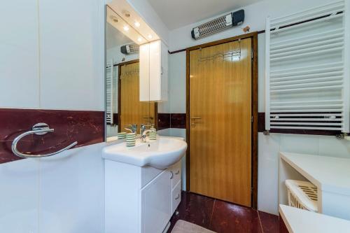 Five-Bedroom House image 2