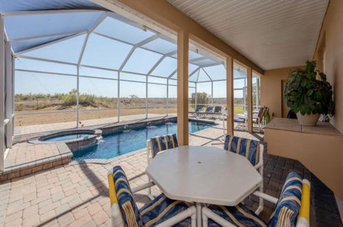 This 5 bedrrom vista makes for a grand vacational experience. Davenport