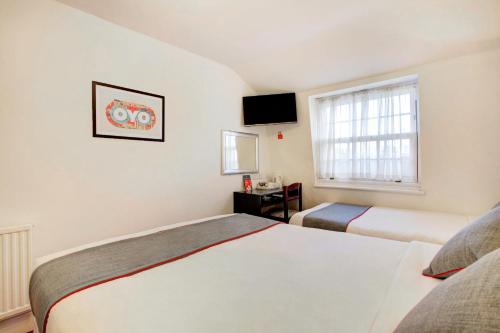 OYO St George Hotel - image 5