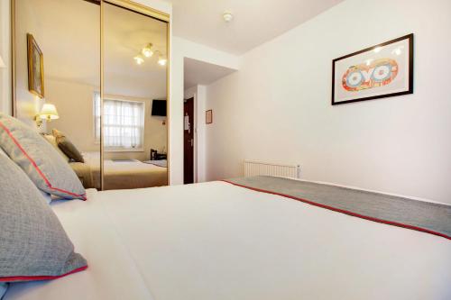 OYO St George Hotel - image 12