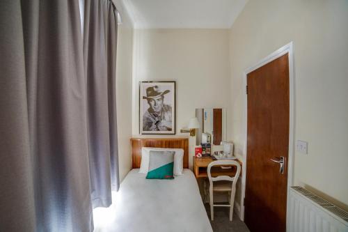 OYO St George Hotel - image 7