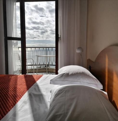 1 queen bed, 1 twin bed