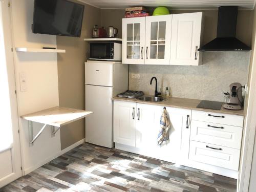 Les logis d'argent Studio indépendant Parking Entrée autonome Linge de Lit et Serviettes Wifi fibre TV connectée - Location saisonnière - Mimizan