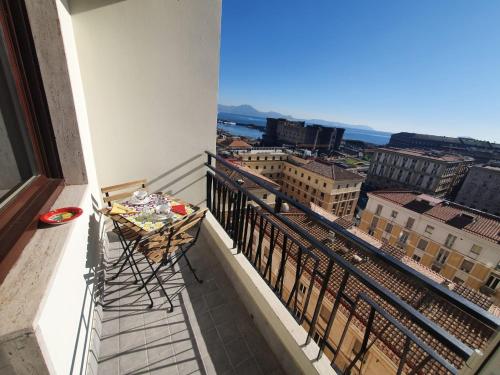NEAPOLITAN SKYSCRAPER APARTMENT, Naples (photo 3)