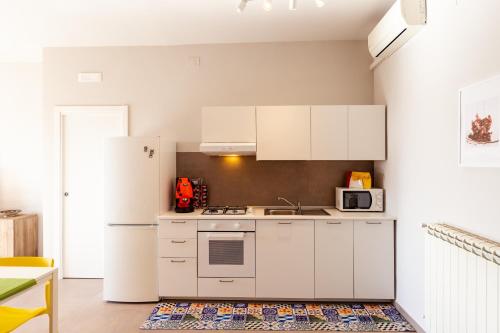 NEAPOLITAN SKYSCRAPER APARTMENT, Naples (photo 10)