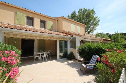 Jolie maison de vacances climatisée, WIFI, 2 chambres terrasse parking privatif plein sud dans résidence sécurisée avec piscine commune 800 m de la mer LRCS138 - Location, gîte - Portiragnes