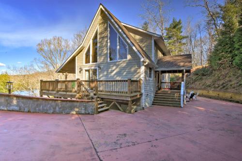 Spacious Lake Santeetlah Cottage with Lake Views! in Santeetlah, USA