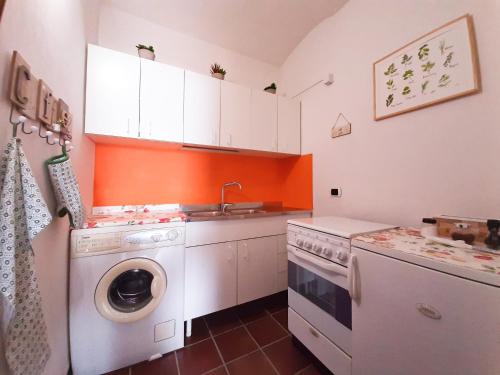 Kitchen, The Best View San Gimignano Apartments in Pancole