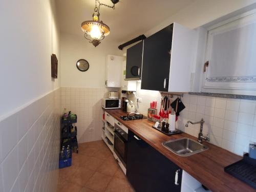 مطبخ, Near Villa Monastero and Castello di Vezio in فارينا