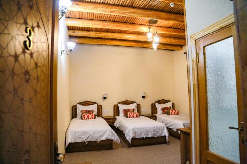 3 twin beds