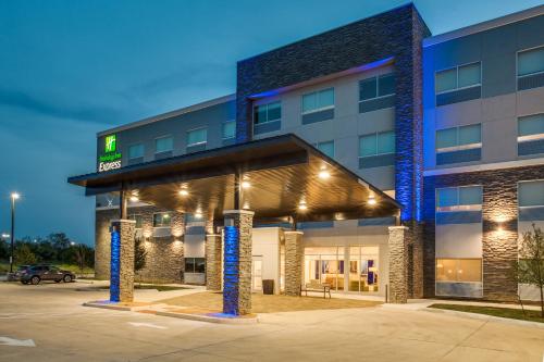 Holiday Inn Express & Suites - Denton South, an IHG Hotel