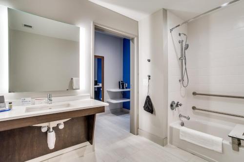 King Room - Hearing Accessible - Roll-in Shower