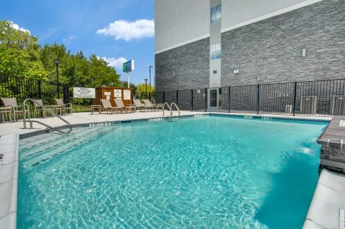 Holiday Inn Express & Suites - Denton South, an IHG Hotel