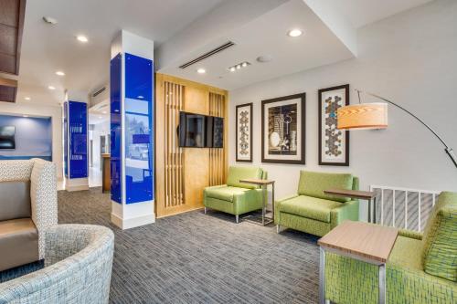 Holiday Inn Express & Suites - Denton South, an IHG Hotel