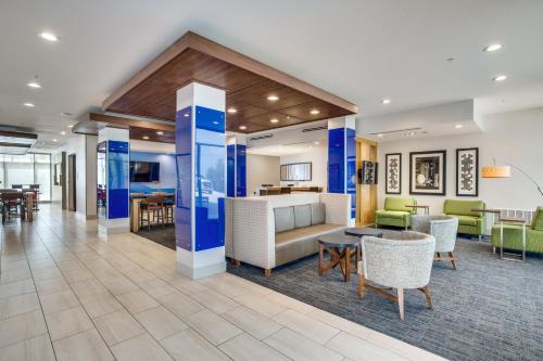 Holiday Inn Express & Suites - Denton South, an IHG Hotel