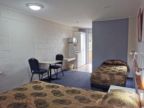 1 double bed, 1 twin bed
