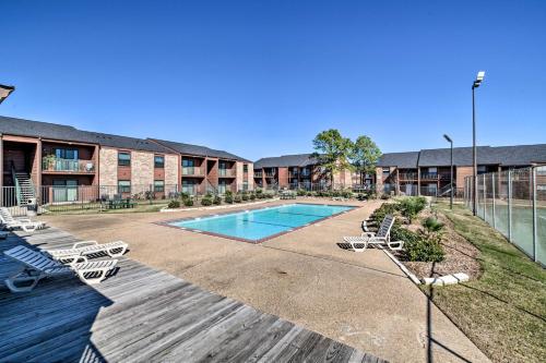 Game Day Retreat: Pool Access, 2 Mi To Texas A & M - Bryan, TX