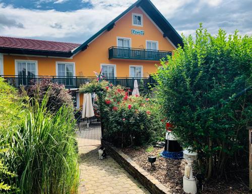  Landhotel Erhardt, Pension in Bad Waltersdorf bei Grosssteinbach