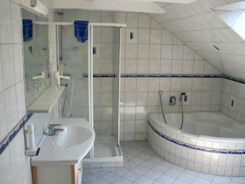  Landhotel Erhardt, 8271 Bad Waltersdorf