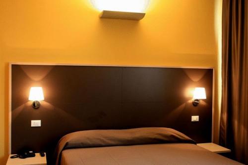 1 queen bed, 1 twin bed