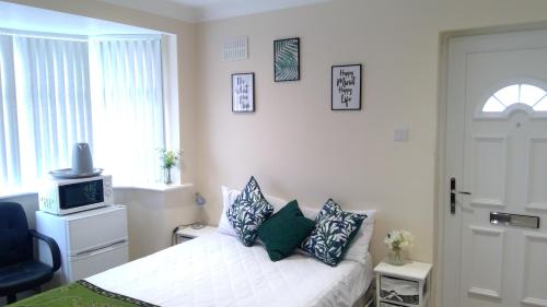 London luxury en-suite double room, private door, park free, tram, tube! - Accommodation - Mitcham