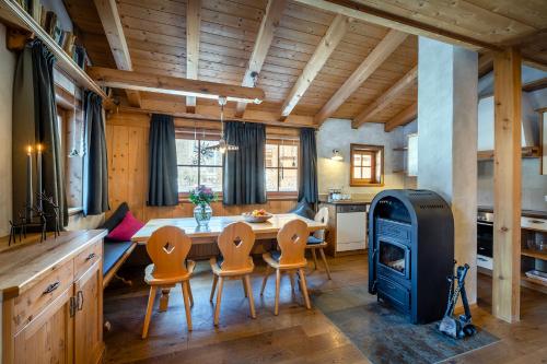 3 bedrooms, 7 beds