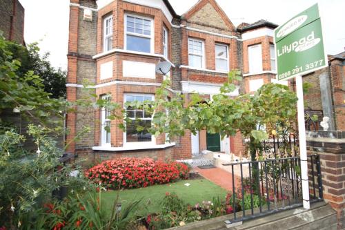 124 Stondon Park. Room No:1 Luxurious One Bedroom With En-suite Bathroom, And Shared Kitchen. Lo, , London