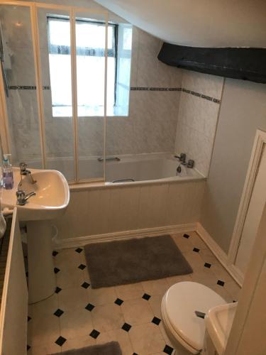 The Cottage, cosy 2 bedroom pet friendly perfect for contractors free secure parking,CCTV, Leeds (photo 9)