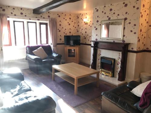 Shared lounge/TV area, The Cottage, cosy 2 bedroom pet friendly perfect for contractors free secure parking,CCTV in Wortley