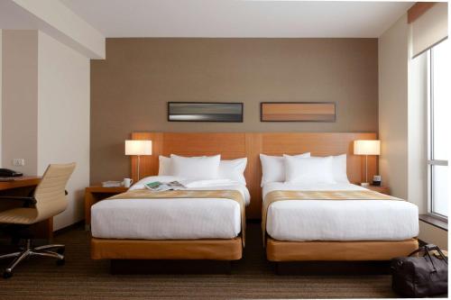 2 queen beds, 1 sofa bed